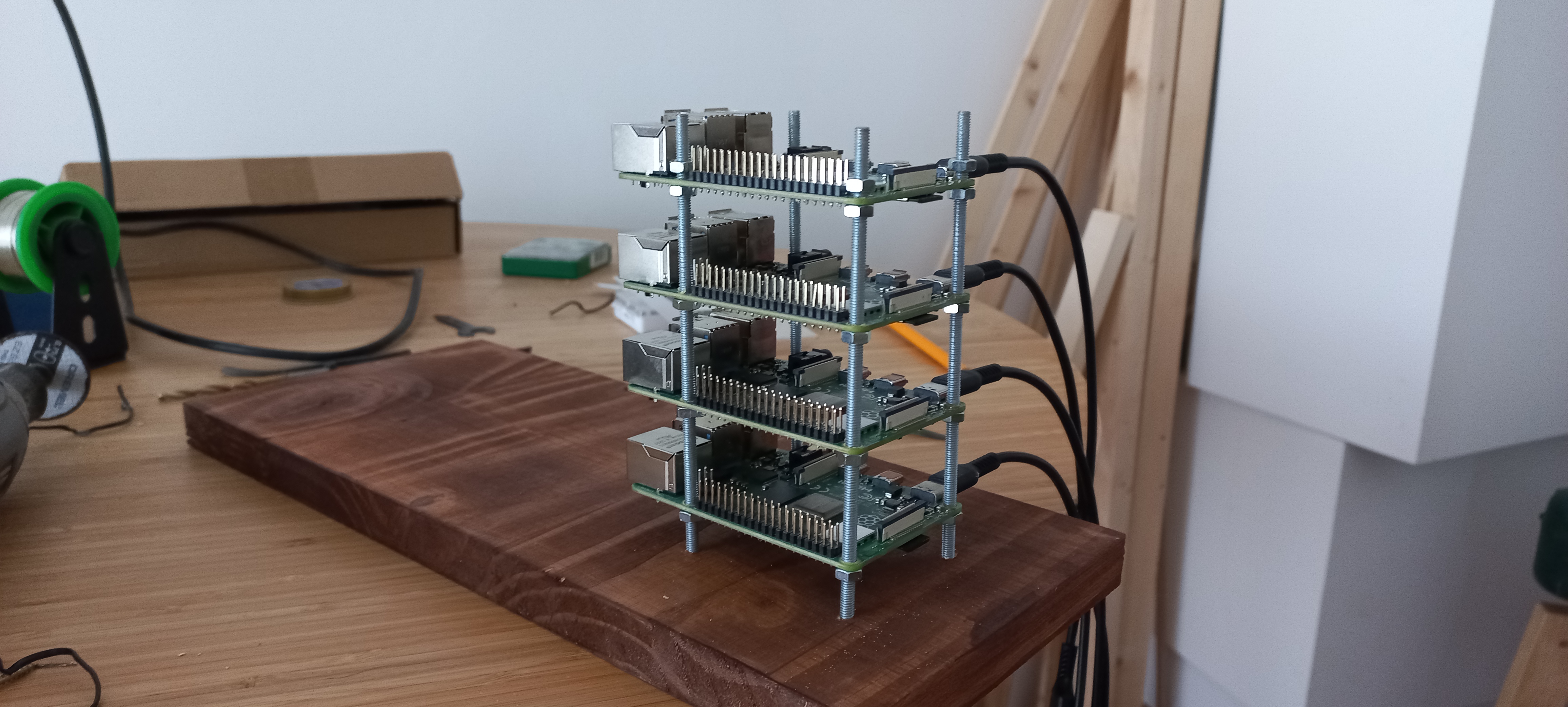 Rack des quatre Raspberry Pi installés